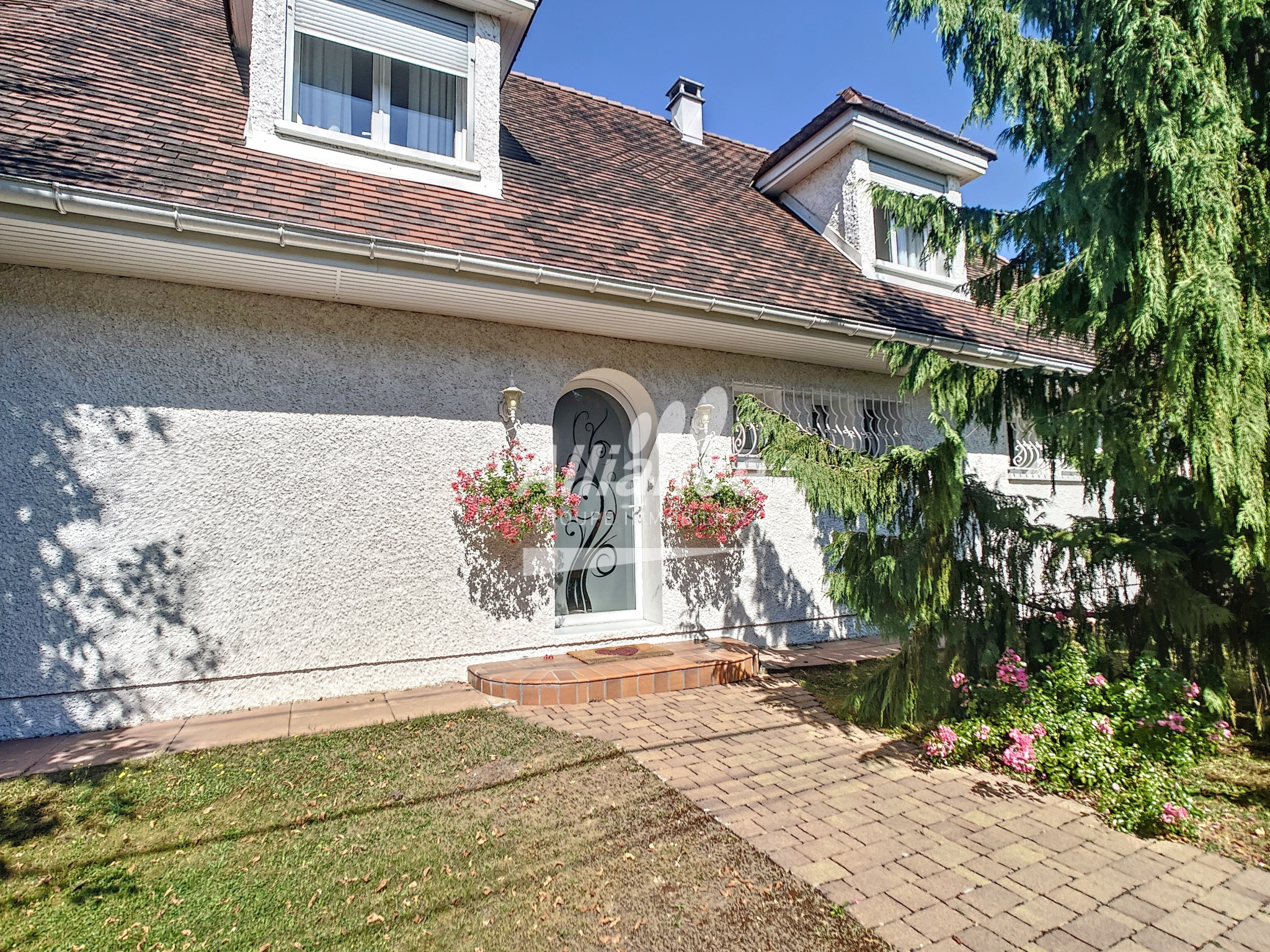 BELLE MAISON SITUEE DANS UN QUARTIER RESIDENTIEL