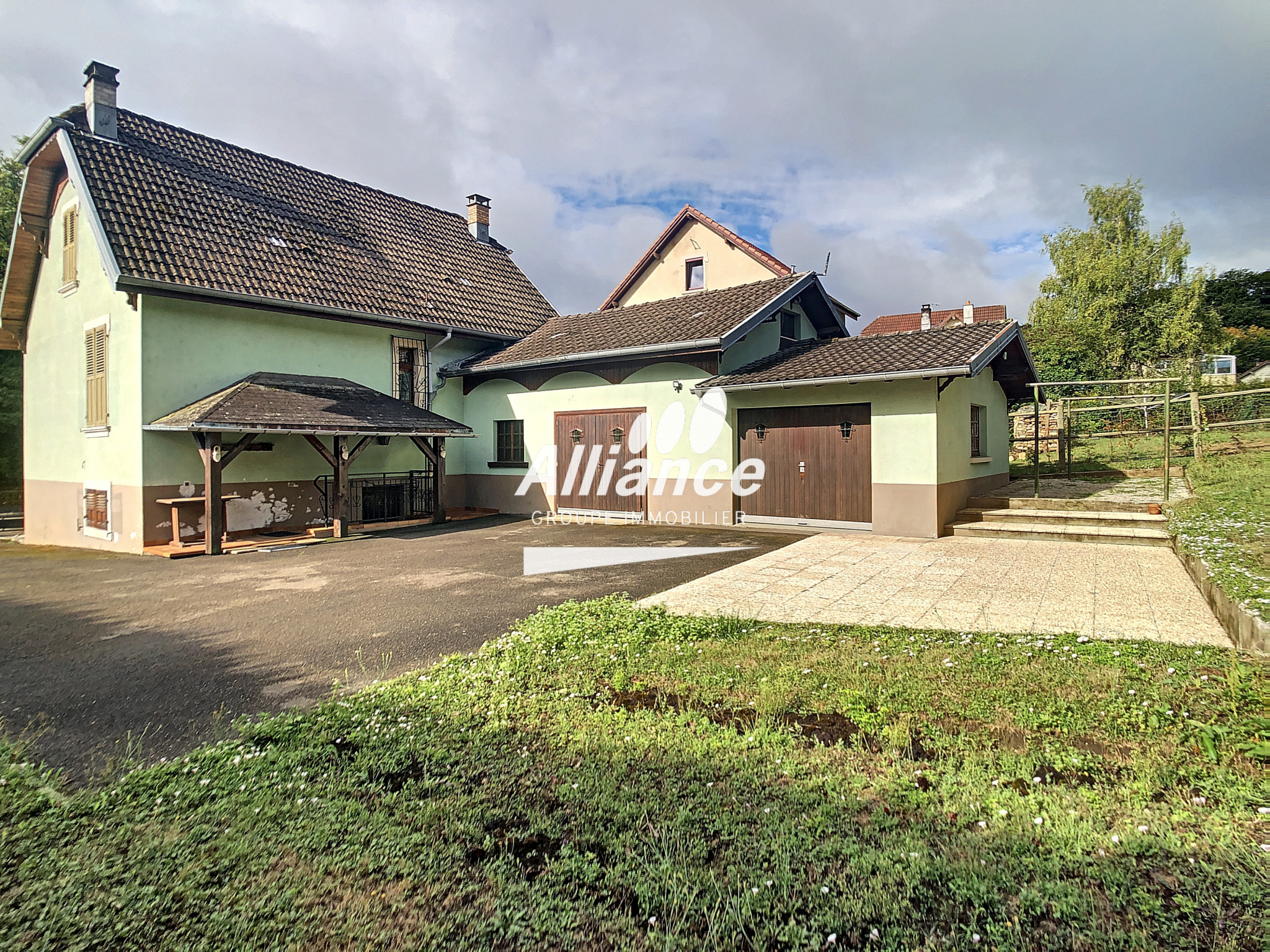 Maison 5 pièces DELLE – Sous-sol, terrain clos, garages