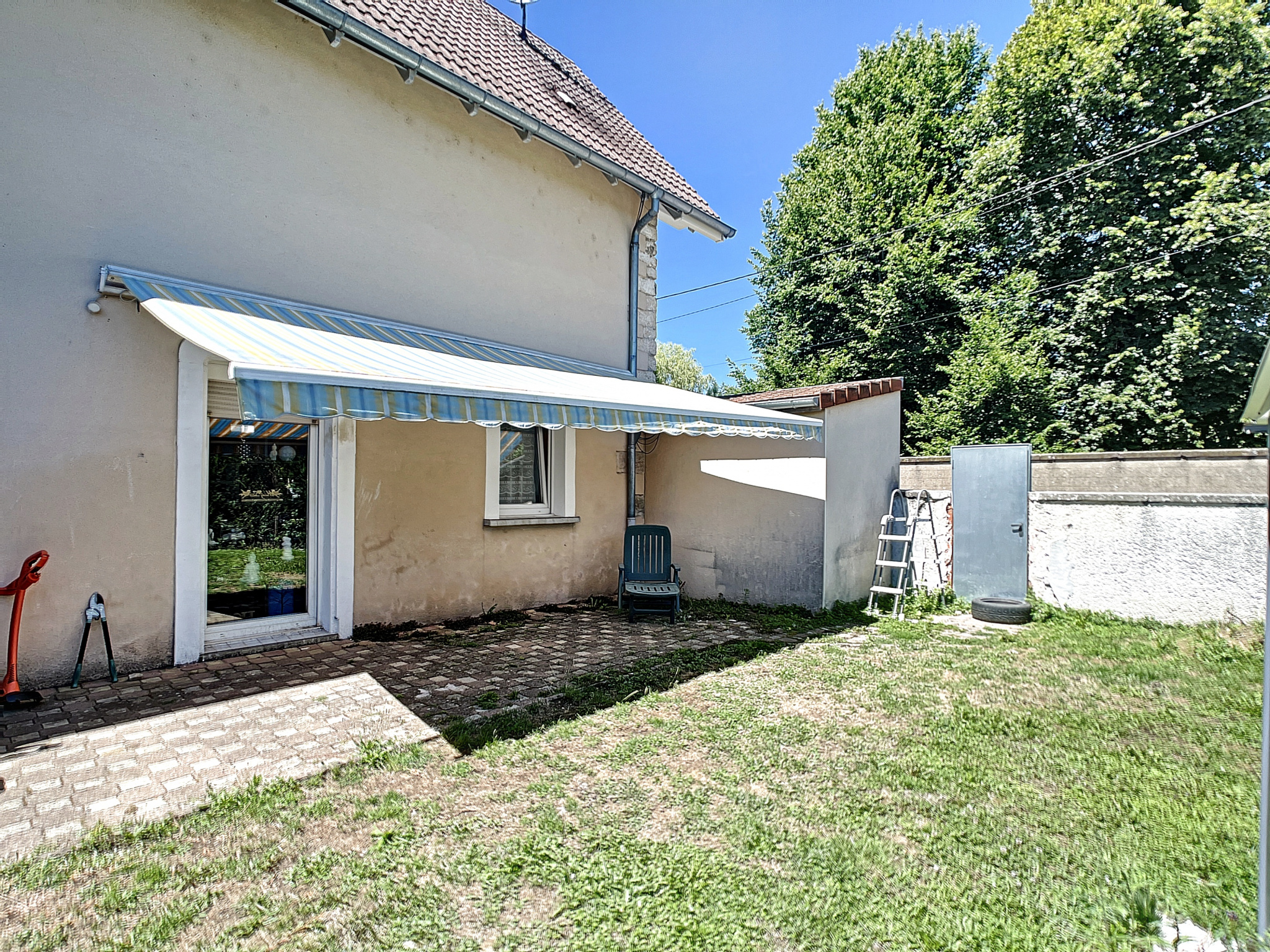 APPARTEMENT T5  AU CALME AVEC TERRAIN .