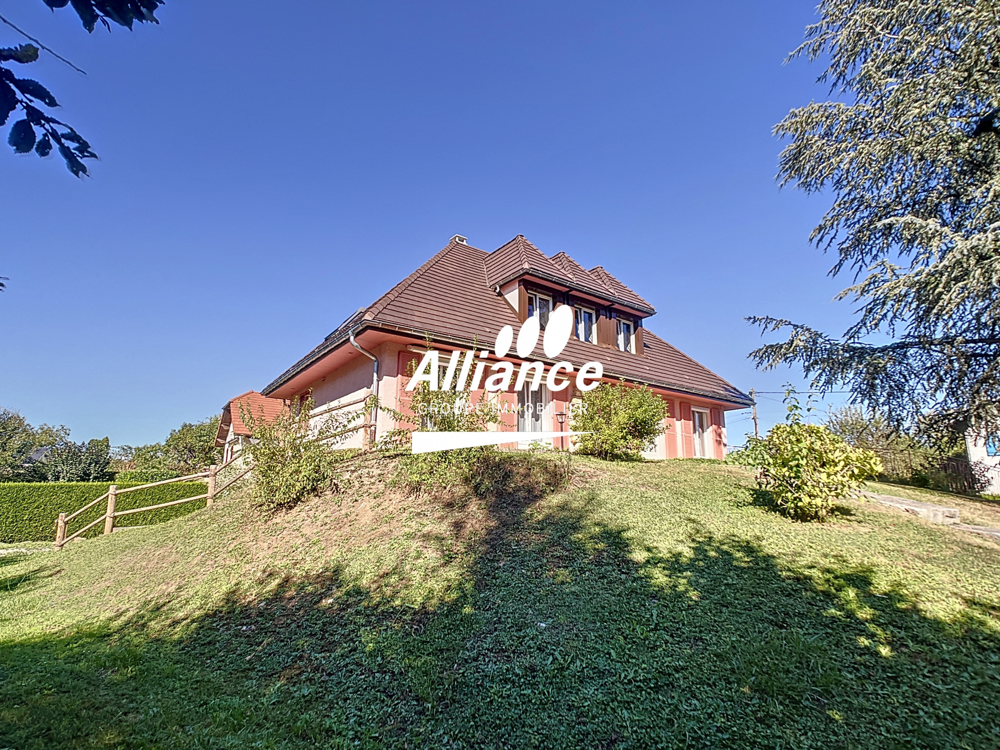 MAISON INDIVIDUELLE AVEC GRANDE TERRASSE.