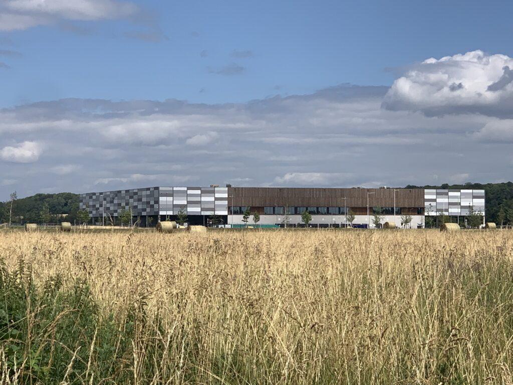 La plateforme colis d'Amazon, à l'Aéroparc de Fontaine. | ©Le Trois – Thibault Quartier