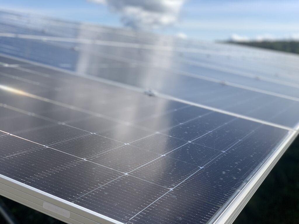 EDF Renouvelables installe une ferme solaire de 73 000 panneaux photovoltaïques à l'Aéroparc de Fontaine, sur la commune de Reppe. | ©Le Trois – Thibault Quartier