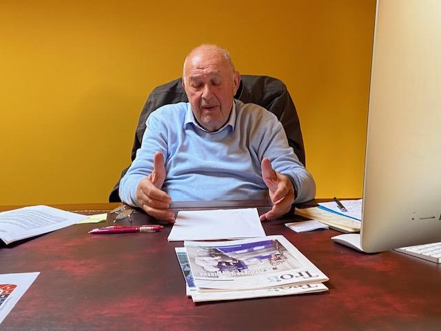 Jean-Claude Plessis a son bureau, au stade Bonal. Un bureau au goût des anciens propriétaires. Le volumineux mobilier évoque la Chine. Le président a surnommé avec humour le lieu "la cité interdite". | ©Le Trois – Pierre-Yves Ratti