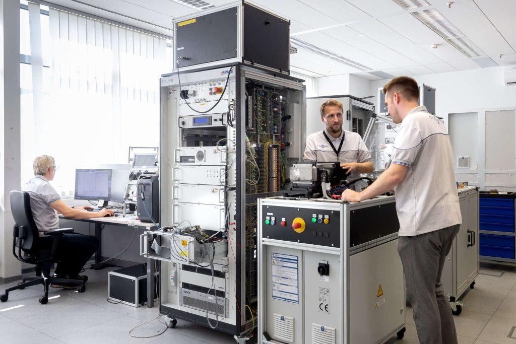 Travail d'ingénierie à l'usine Stellantis de Rüsselsheim | ©Stellantis