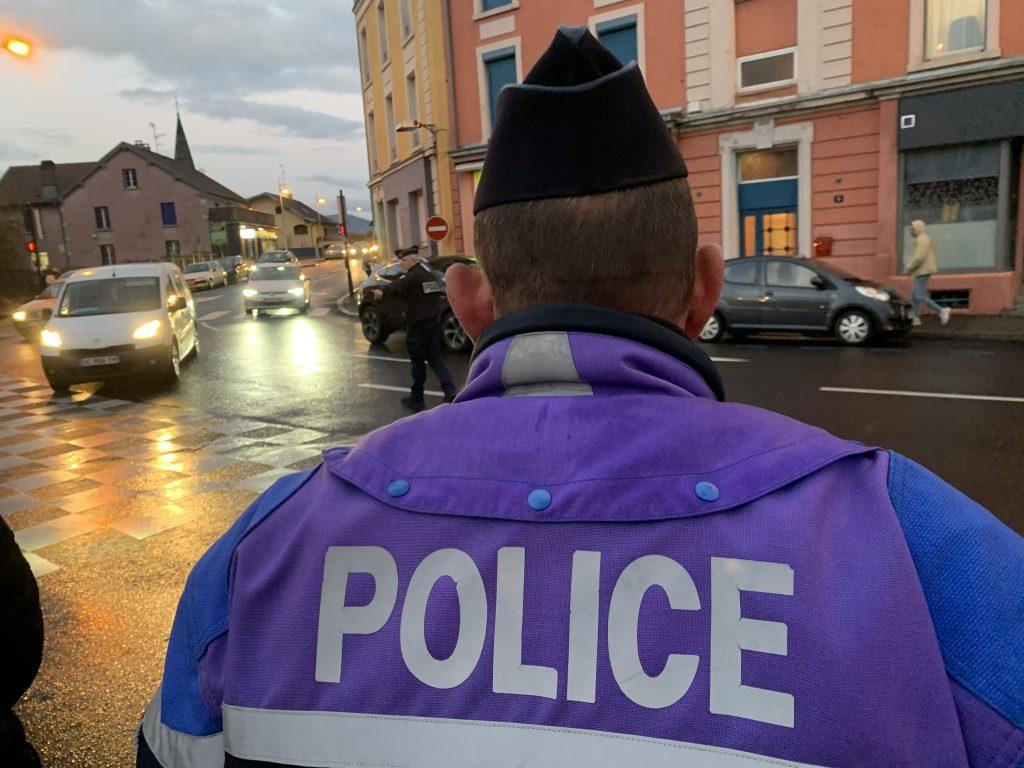 Contrôle de police, place André-Larger, à Valdoie, le 21 novembre 2023. | ©Le Trois – Thibault Quartier