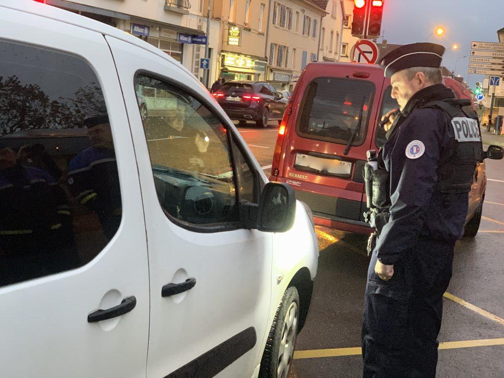 Contrôle de police, place André-Larger, à Valdoie, le 21 novembre 2023. | ©Le Trois – Thibault Quartier