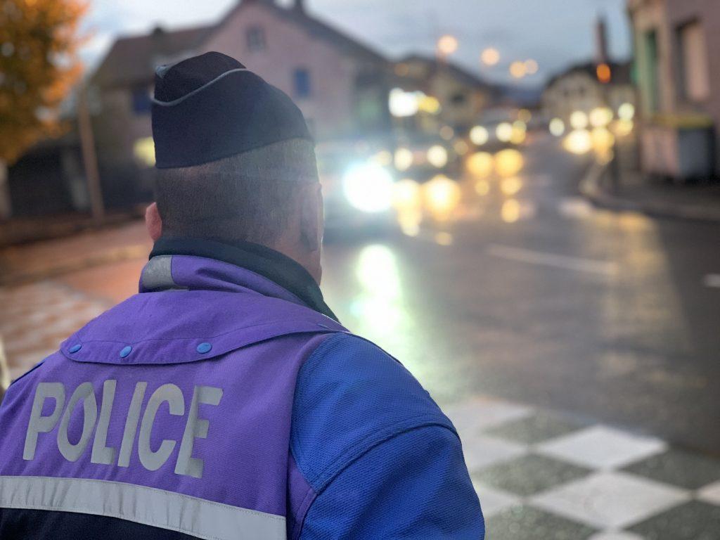 Contrôle de police, place André-Larger, à Valdoie, le 21 novembre 2023. | ©Le Trois – Thibault Quartier