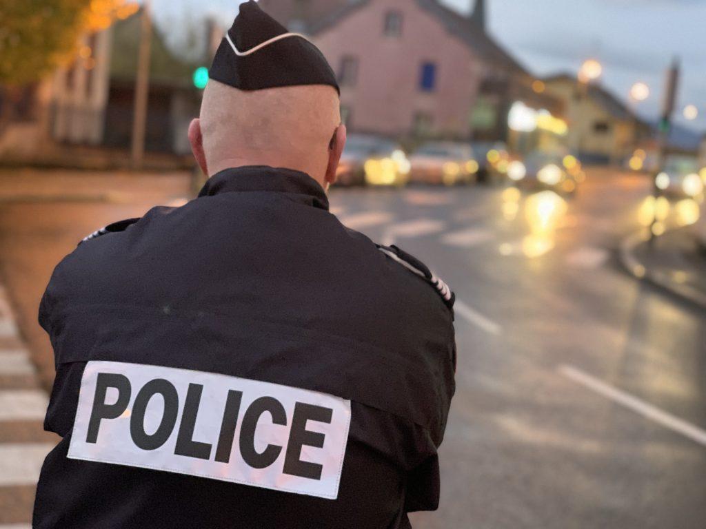 Contrôle de police, place André-Larger, à Valdoie, le 21 novembre 2023. | ©Le Trois – Thibault Quartier