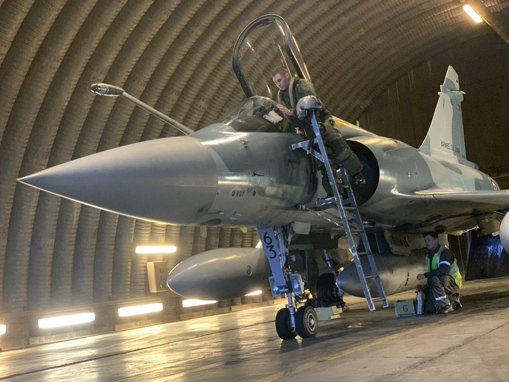 Check-up complet d'un Mirage 2000-5F à la BA 116 de Luxeuil-Saint-Sauveur (Haute-Saône), avant départ en mission. | ©Le Trois – Thibault Quartier.