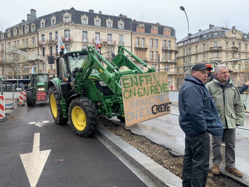 Les agriculteurs et exploitants agricoles ont manifesté devant la préfecture du Territoire de Belfort mardi 28 novembre. | ©Le Trois - EC 