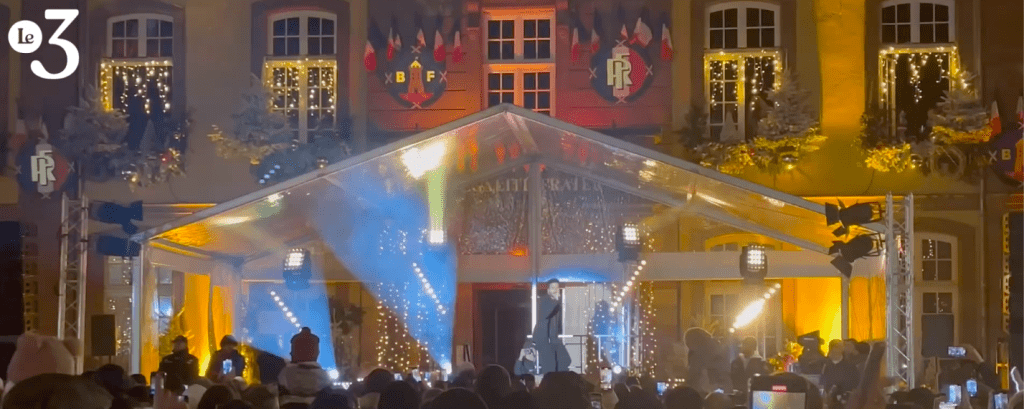 Le chanteur Amir a lancé l'édition 2023 du Mois Givré à Belfort, le 9 décembre. | ©Le Trois – Khaled Nikzad