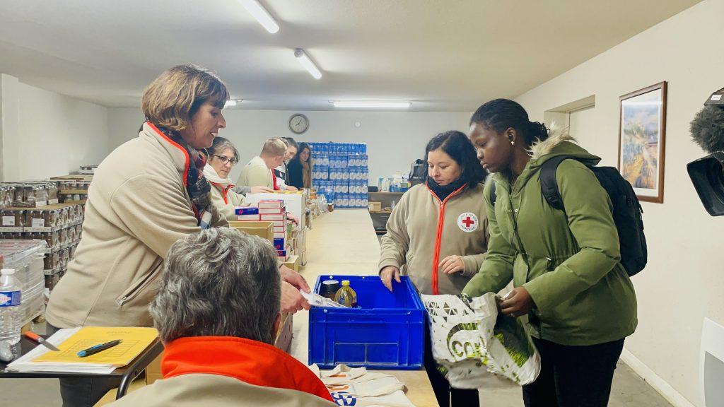 En décembre 2023, la Croix-Rouge a organisé une distribution alimentaire en partenariat avec l'Esta pour permettre à une quarantaine d'étudiants de récupérer des denrées alimentaires. | ©Le Trois - Khaled Nikzad
