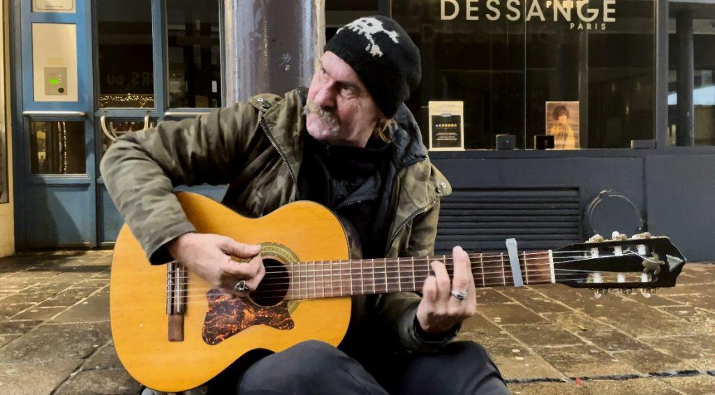 Gilles Monnier joue dans les rues du centre ville depuis plus de trente ans. | ©Le Trois - Khaled Nikzad