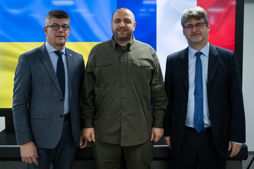 Rencontre entre Cédric Perrin et Rustem Oumierov, ministre de la défense. | ©DR