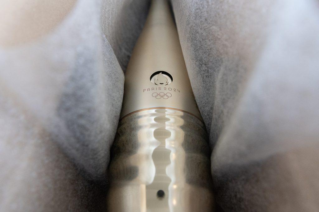 Présentation de la torche olympique et paralympique. Son designer est Mathieu Lehaneur. | ©Paris 2024 