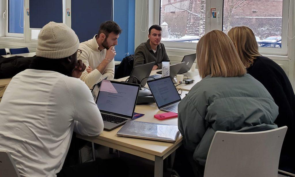 Le groupe de Thibaut réfléchit aux problématiques de l'entreprise Fives pour le CXI Challenge de l'Esta.