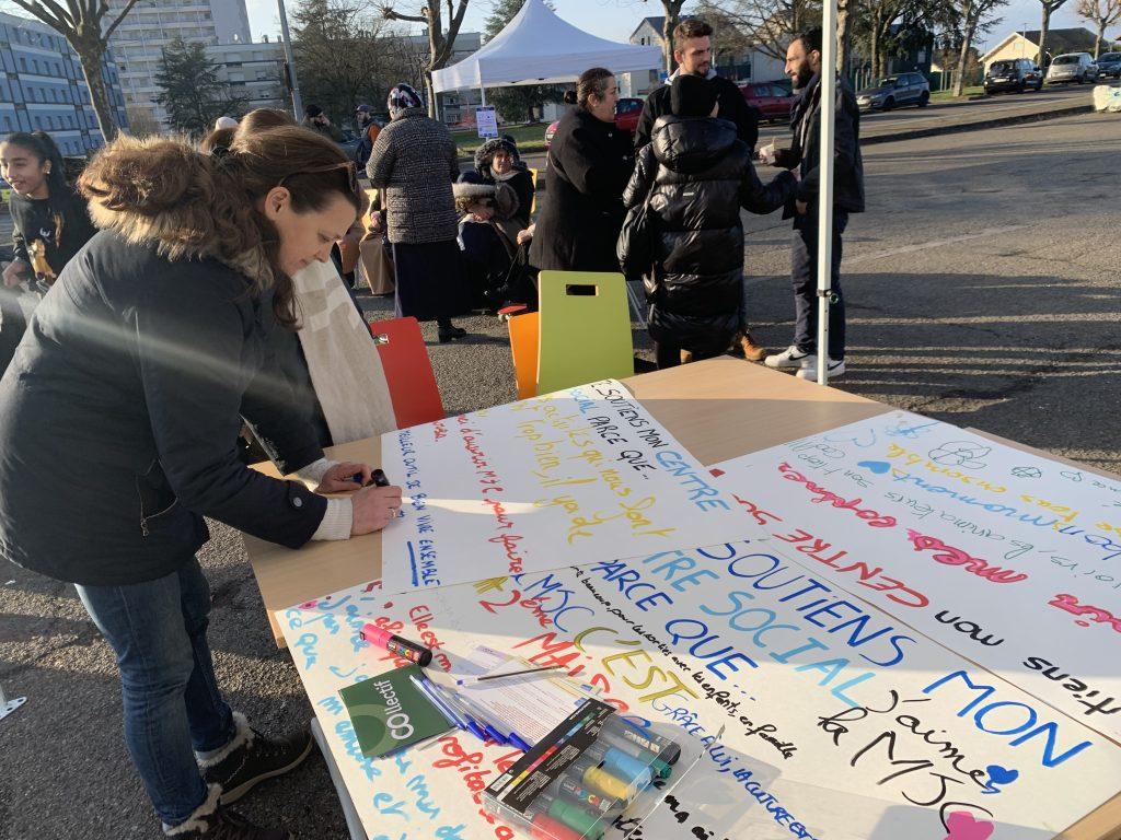 Les structures agréées "centre social" se sont mobilisées le 31 janvier 2024, dans le pays de Montbéliard, pour alerter sur la précarité de leurs finances. | ©Le Trois – Thibault Quartier