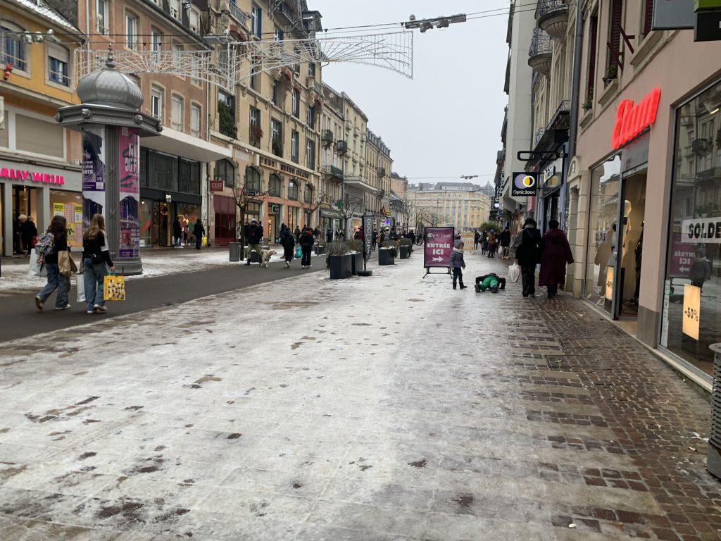 Le faubourg de France, samedi 13 janvier. L'allée est très verglacée. | ©Le Trois - E.C.
