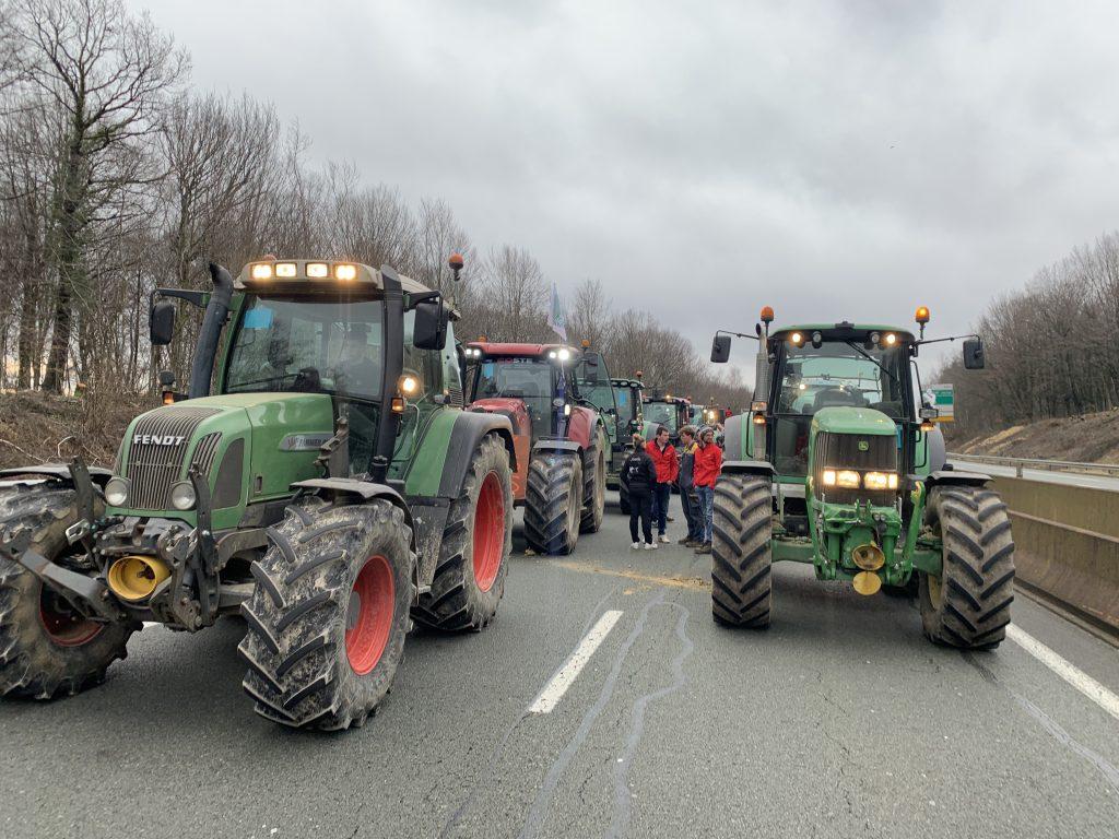 Les exploitants agricoles ont manifesté sur l'autoroute vendredi 26 janvier 2024 pour exprimer leur mécontentement. | ©Le Trois - E.C. 