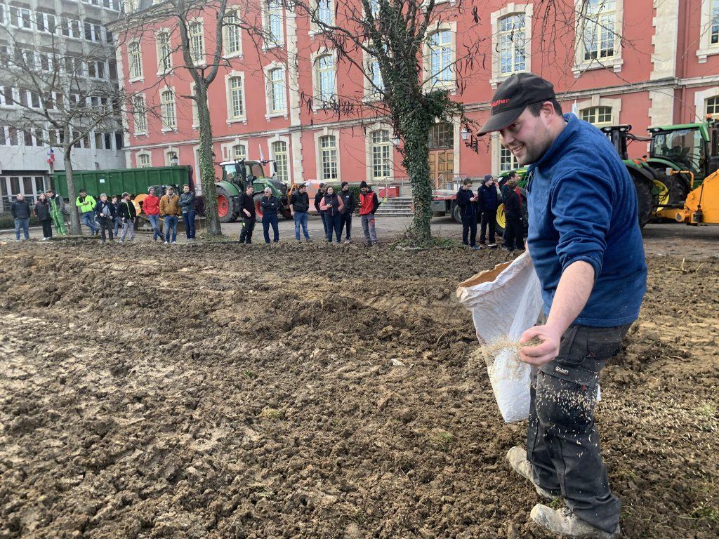 Les agriculteurs ont manifesté devant la DDT le 31 janvier avec une action symbolique. | ©Le Trois - E.C. 