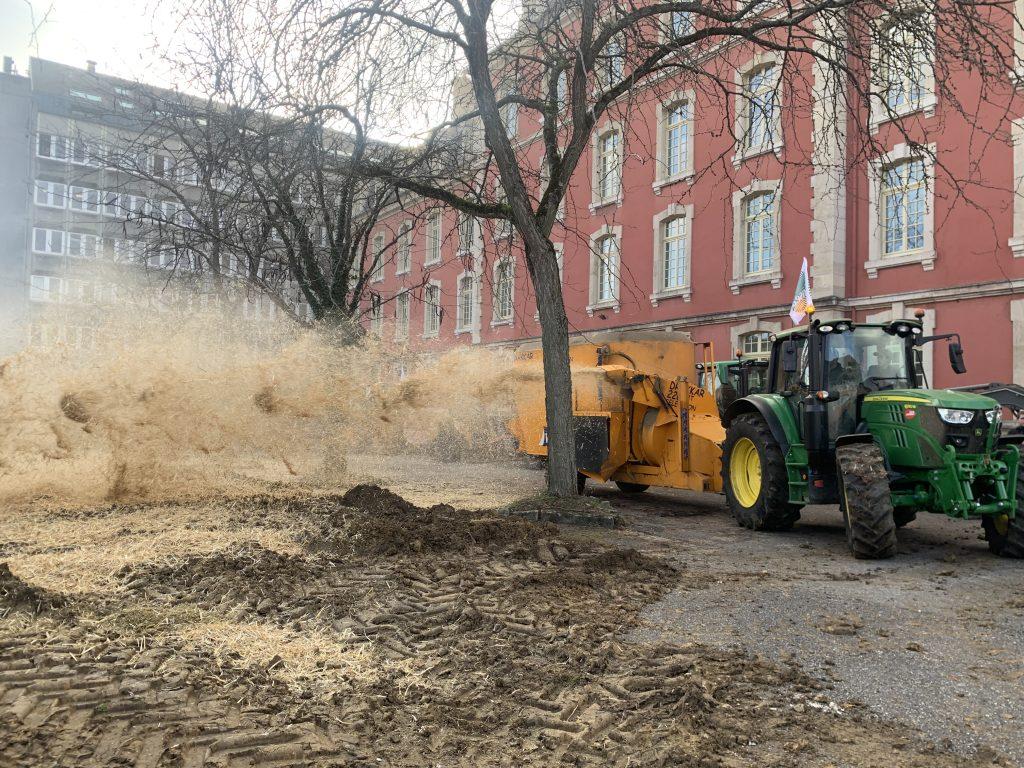 Les agriculteurs ont manifesté devant la DDT ce 31 janvier 2024 avec une action symbolique. | ©Le Trois - E.C. 