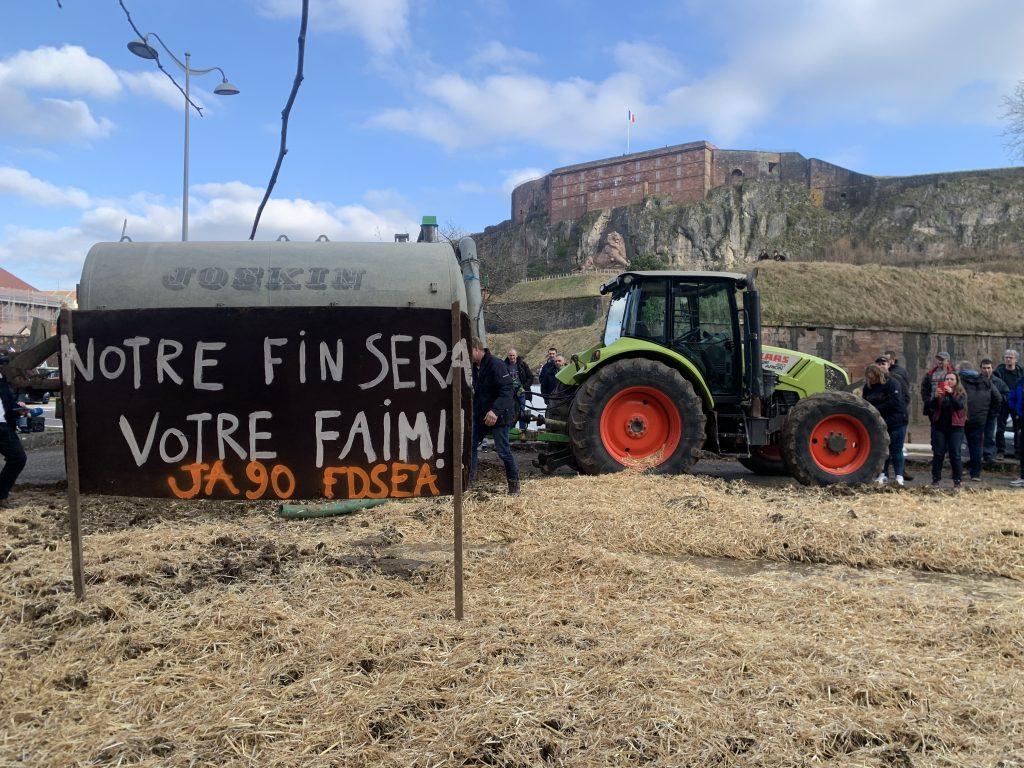Les agriculteurs avaient manifesté devant la DDT le 31 janvier 2024 avec une action symbolique. | ©Le Trois - E.C. 