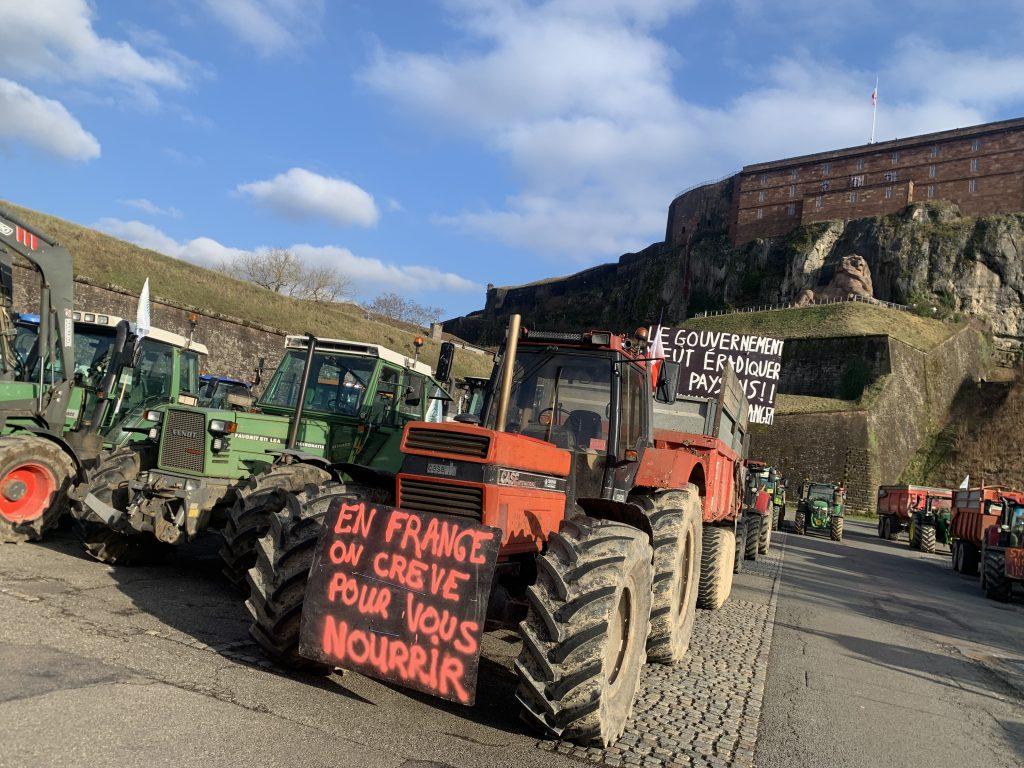 Les agriculteurs ont manifesté devant la DDT ce 31 janvier 2024 avec une action symbolique. | ©Le Trois - E.C. 