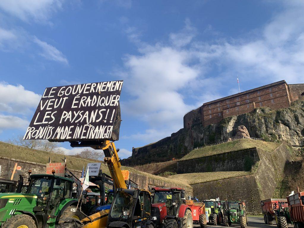 Les agriculteurs ont manifesté devant la DDT le 31 janvier 2024 avec une action symbolique, dans la lignée de leur première mobilisation début d'année | ©Le Trois - E.C. 