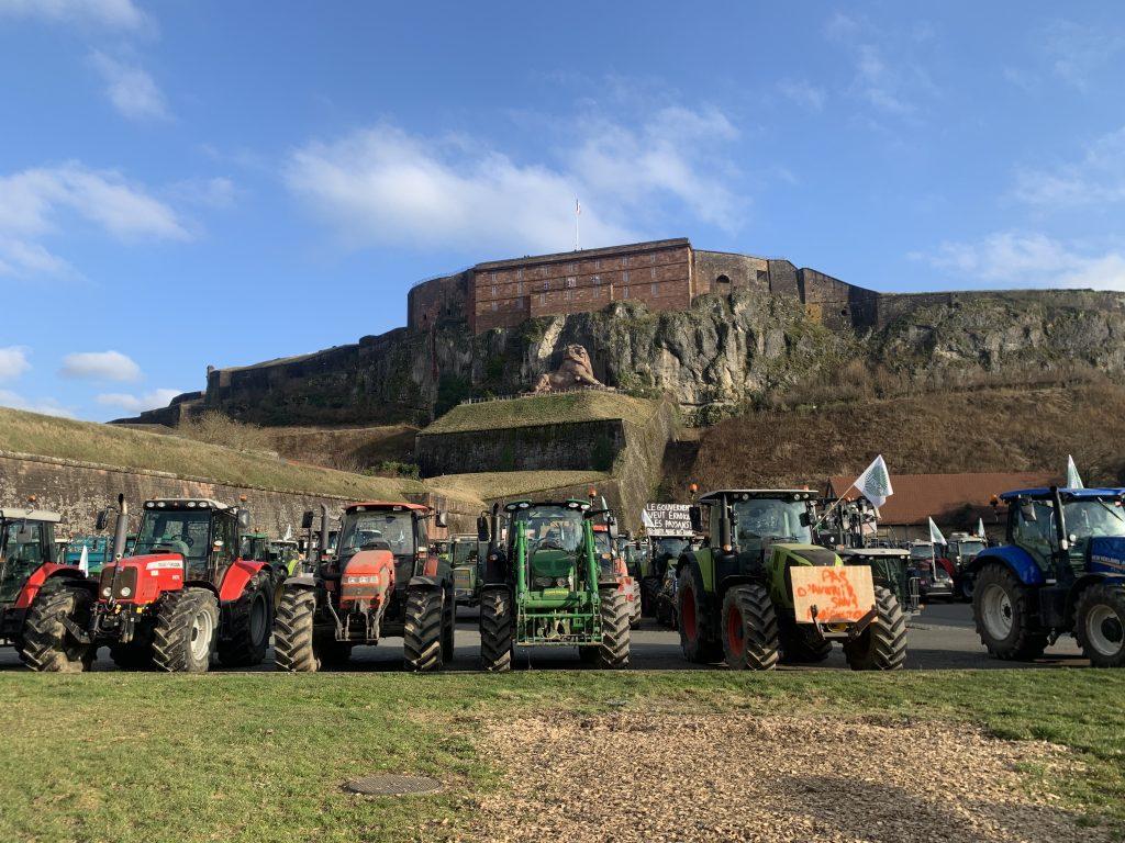 Les agriculteurs ont manifesté devant la DDT le 31 janvier 2024 avec une action symbolique. | ©Le Trois - E.C. 
