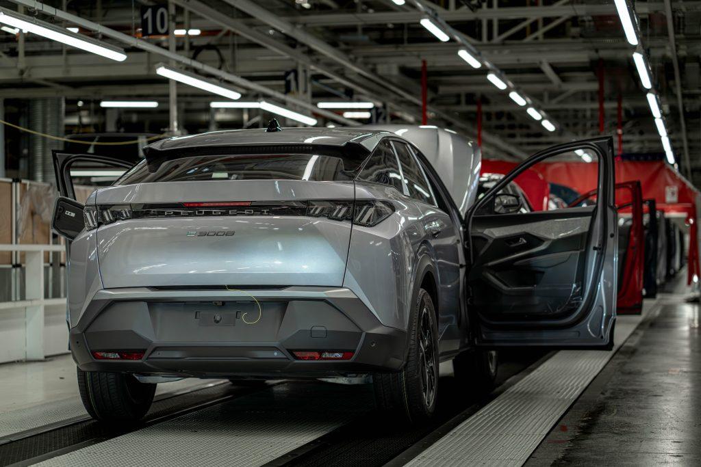 Montage de la nouvelle Peugeot e-3008, à l'usine Stellantis de Sochaux.