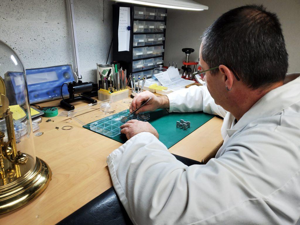 Yannick Georgelin a créé SOS Montres Services à Andelnans. | ©Le Trois – Clara Janssen