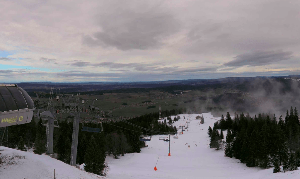 La station jurassienne de Métabief (Doubs) a pris acte de la fin annoncée du ski alpin. | ©Webcam station