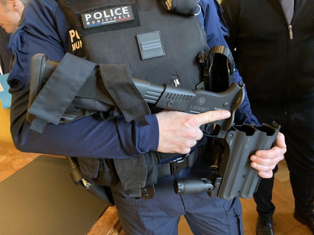 Les policiers municipaux sont désormais équipés de lanceurs de balles de défense à Belfort. | ©Le Trois - E.C. 