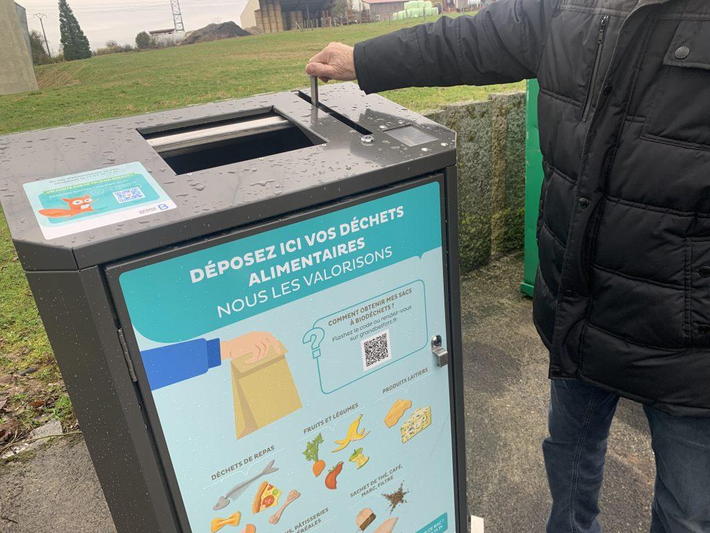 Trois bornes sont prêtes, à Bourogne, pour accueillir les biodéchets des habitants. | ©Le Trois - E.C. 
