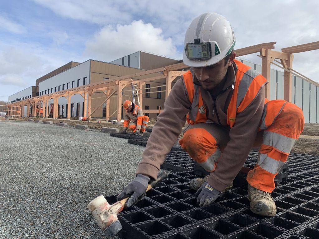Pose d'une dalle Purple Pav à l'usine McPhy de Fontaine. | ©Le Trois – Thibault Quartier