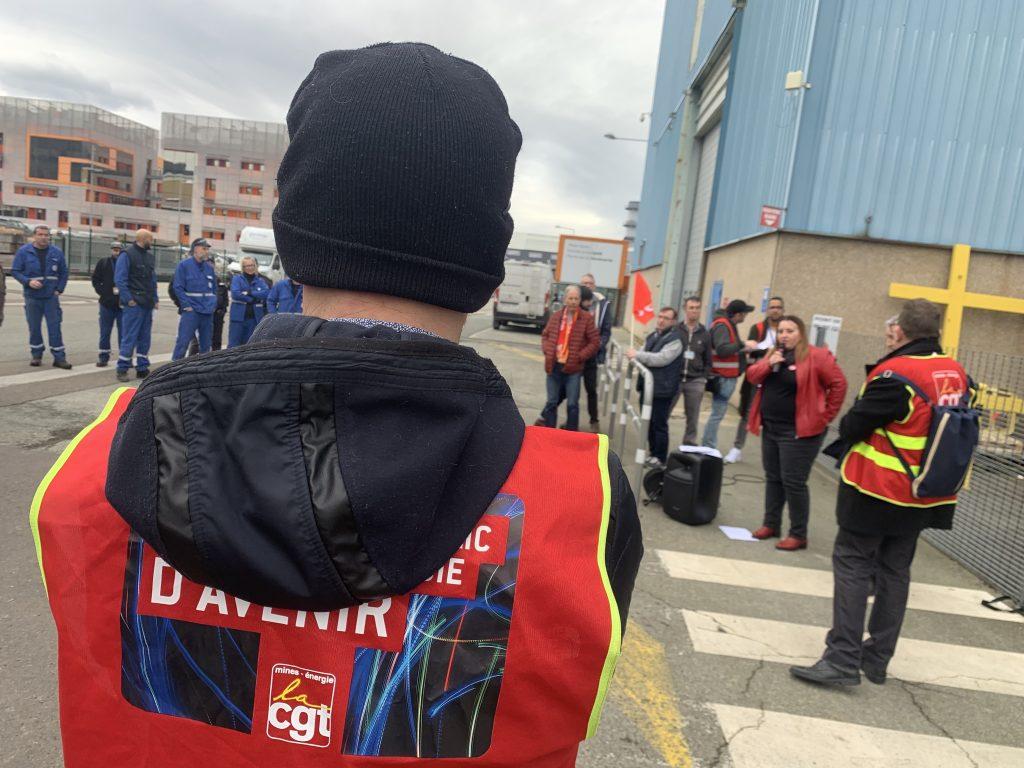 Devant les ateliers de la turbine Arabelle, la CGT a lancé un appel au gouvernement pour finaliser le rachat de la branche nucléaire de General Electric par EDF, le 27 février 2024. | ©Le Trois – Thibault Quartier