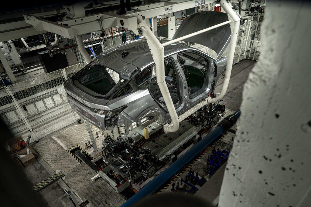 Peugeot e-3008 en montage à l'usine Stellantis de Sochaux.