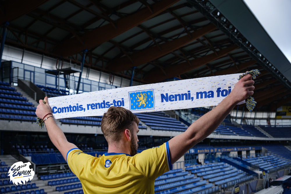 Un supporter du FC Sochaux-Montbéliard arborant le maillot collector Sociochaux, porté le 9 mars 2024 pour "le match des Socios". | ©Stephane Kurdyban – Sociochaux