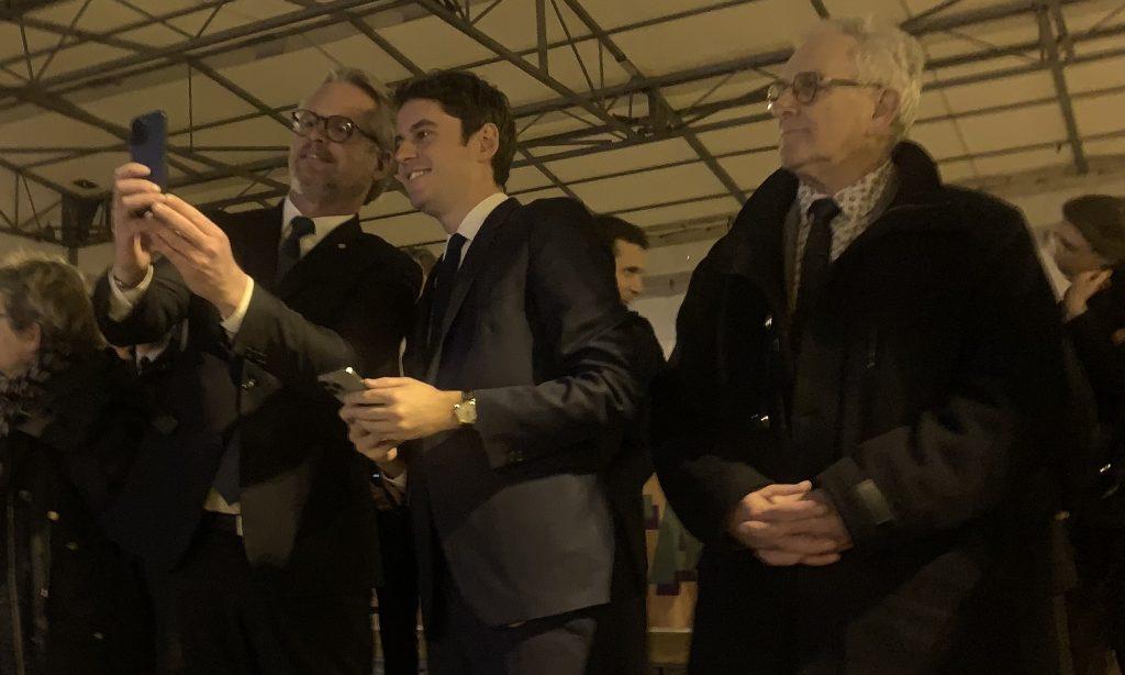 Gabriel Attal et Nicolas Pacquot prenant un selfie, à côté de Charles Demouge. | ©Le Trois - E.C. 
