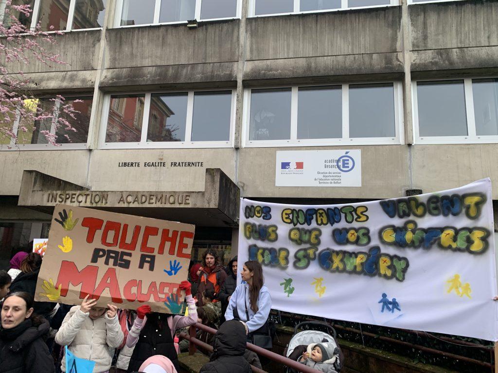 Depuis 2024, les réactions s'enchaînent autour de la carte scolaire et de la suppression des postes, notamment à Belfort. Ici, une manifestation devant la Dasen pour protester en mars 2024. | ©Le Trois - E.C. 