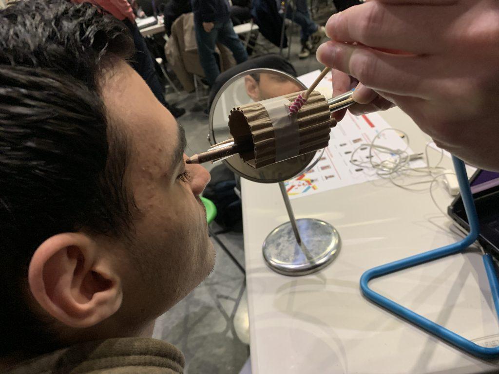 Les neuf étudiants ont imaginé deux prototypes pour se maquiller sans les mains. | ©Le Trois - E.C. 