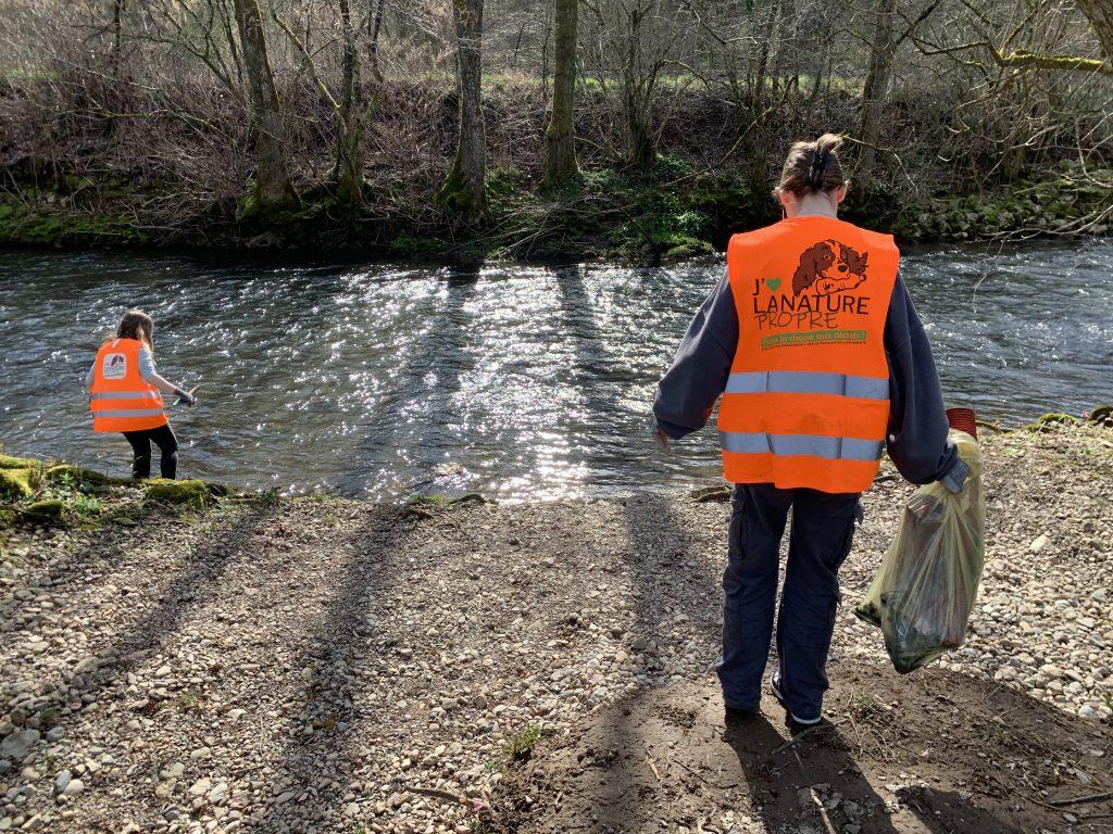 Une vingtaine de jeunes du lycée agricole Lucien-Quelet, de Valdoie, ont nettoyé les bords de la Savoureuse. | ©Le Trois - E.C. 