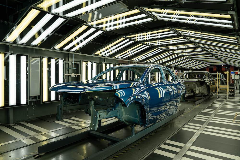 Atelier de peinture de l'usine Stellantis de Sochaux, avec le Peugeot e-3008.