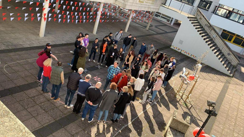 Le 14 mars 2024, jour international du nombre PI (03/14), les étudiants de l’université de Franche-Comté ont réalisé une banderole dont chaque pavillon comporte une des 600 premières décimales du nombre. | ©Université de Franche-Comté