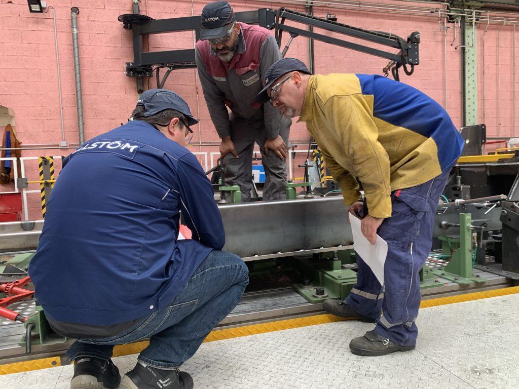 Inspection du châssis de la motrice du TGV M, à l'usine Alstom de Belfort. | ©Le Trois – Thibault Quartier