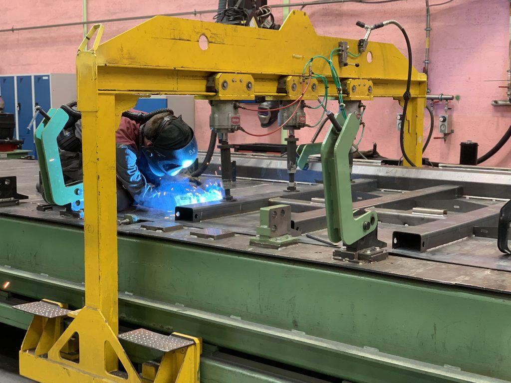 Opération de soudage sur le châssis de la motrice du TGV M, à l'usine Alstom de Belfort.