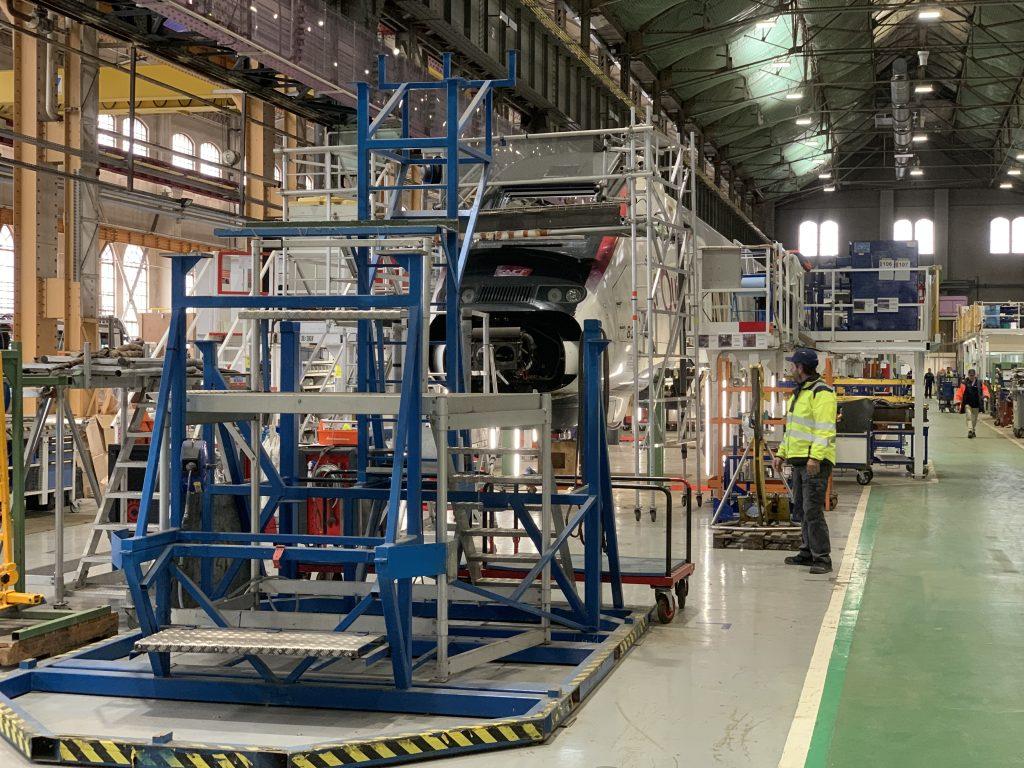 Travée d'assemblage des TGV, à l'usine Alstom de Belfort. | ©Le Trois – Thibault Quartier