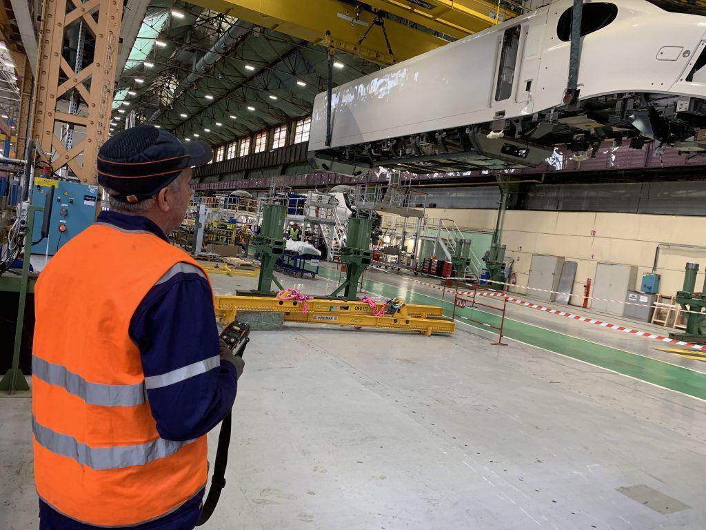 Manutention de la motrice du TGV M, dans l'atelier d'assemblage de l'usine Alstom de Belfort.