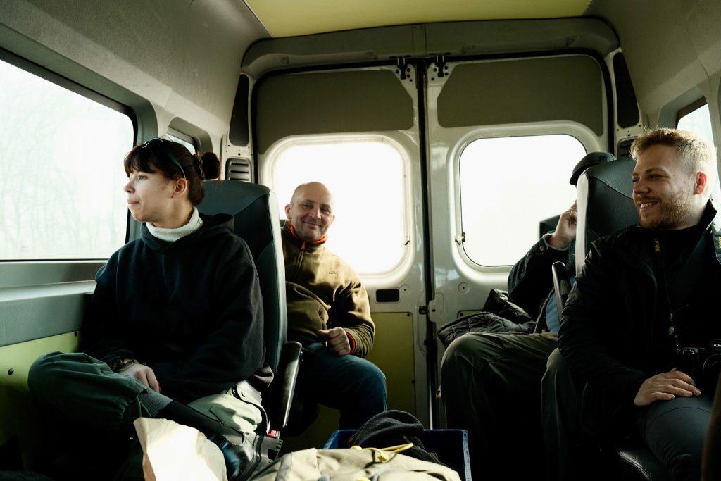 Nicolas Joly (à droite), lors d'un trajet avec le convoi, accompagné d'autres bénévoles. | ©Eloïse Pinto