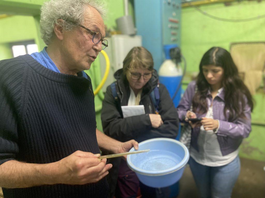 Philippe Courtot présente les alevins de son écloserie | ©Le Trois - J. B.
